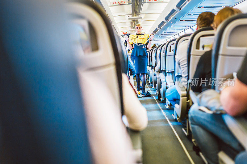 立陶宛，维尔纽斯- 2019年10月1日:波罗的海航空公司一架飞机的客舱内，空乘人员示范安全规则
